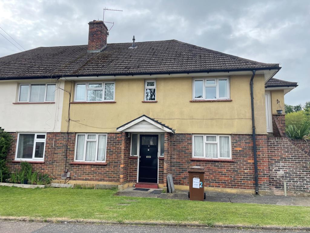 Lot: 39 - GROUND FLOOR GARDEN FLAT FOR INVESTMENT - Front of brick built property
